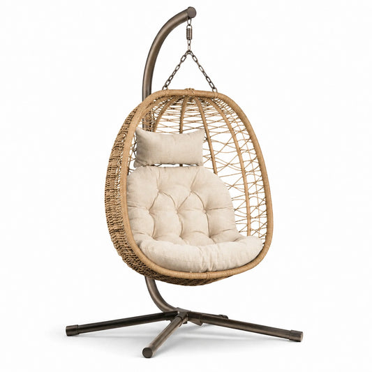 Poltrona sospesa con struttura in metallo, rivestimento in rattan e cuscino beige