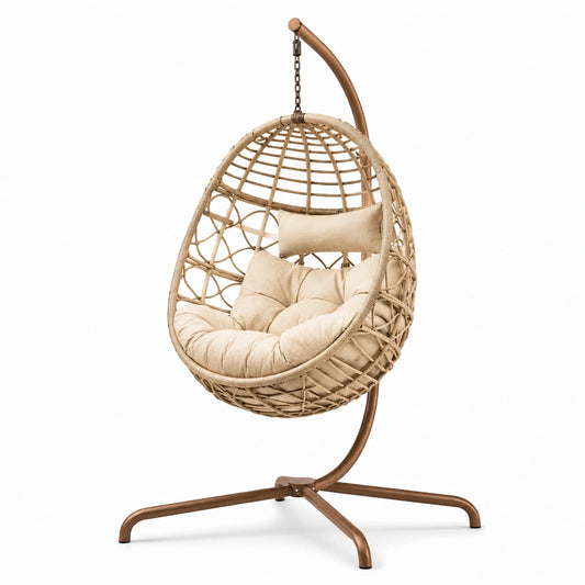 Poltrona sospesa in rattan con struttura in acciaio e cuscini beige
